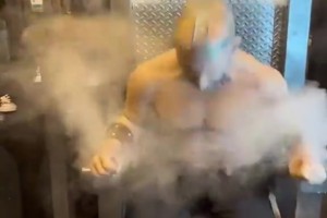 太搞了😂美媒晒梗视频调侃湖人今日首发：要被雷霆电死了！