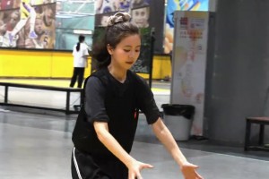学的还挺快！小姐姐晒初学三步上篮配文：窝是篮球天才美少女