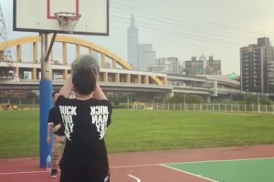 杜哥也是不容易哈！此前周杰伦秀投篮准度 罚球线10投连中