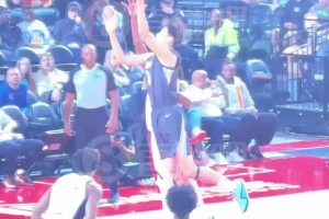 太紧张了！郇斯楠首节刚上来有单打机会，结果走步了！