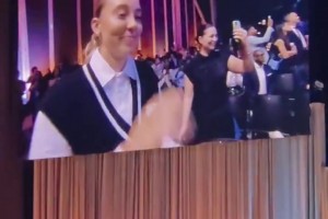 当达拉斯飞翼用状元签选下阿齐·福德时，女友佩奇在台下显得十分兴奋